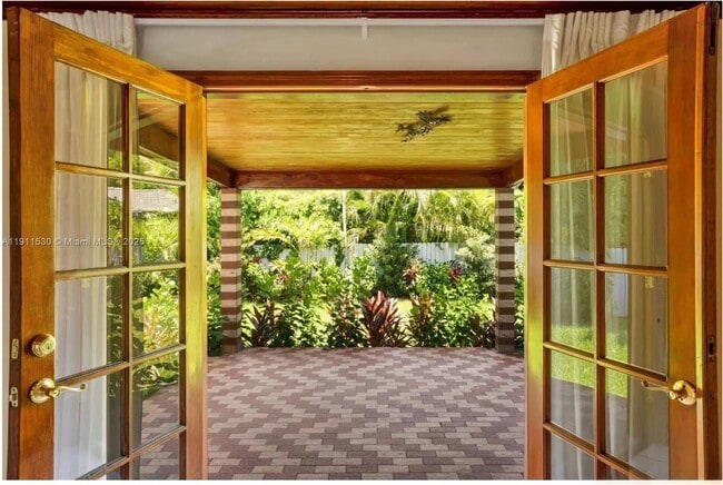 Building Photo - 118 E 3rd Ct