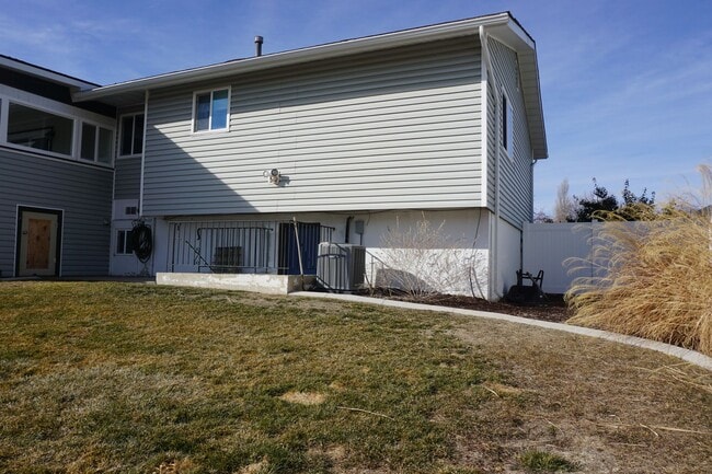 Building Photo - Quiet 4 Bedroom 2.5 Bath Taylorsville Home