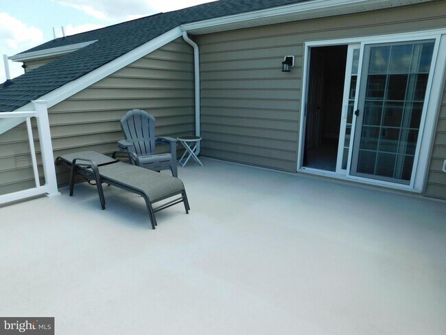 Building Photo - 16740 River View Cir
