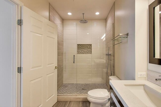 Building Photo - 816 W Hubbard St