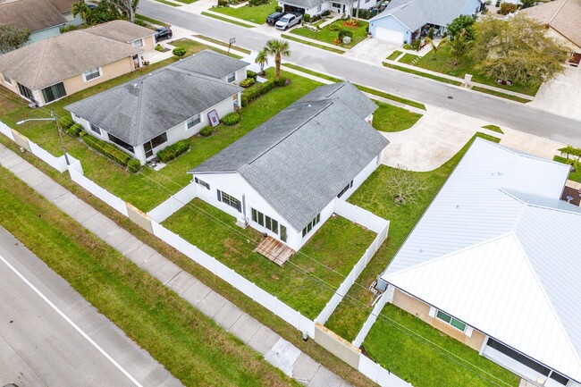 Building Photo - 125 Raintree Trail