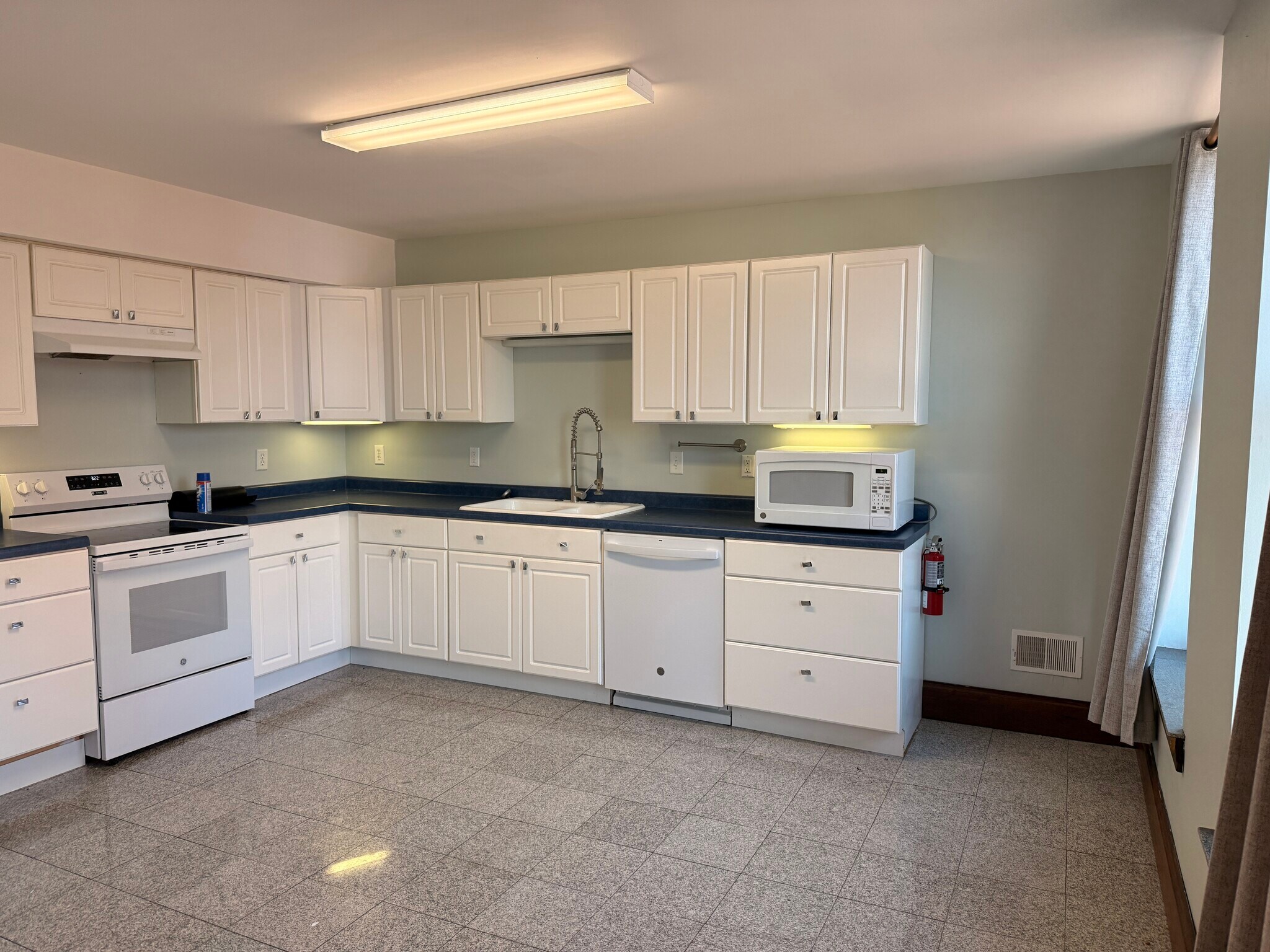 Building Photo - 215 6th St