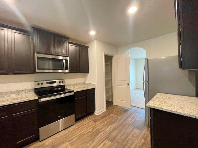 Building Photo - 305 Cres Park Dr