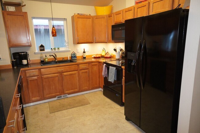 Building Photo - 4 Bedroom Eagle River Home!