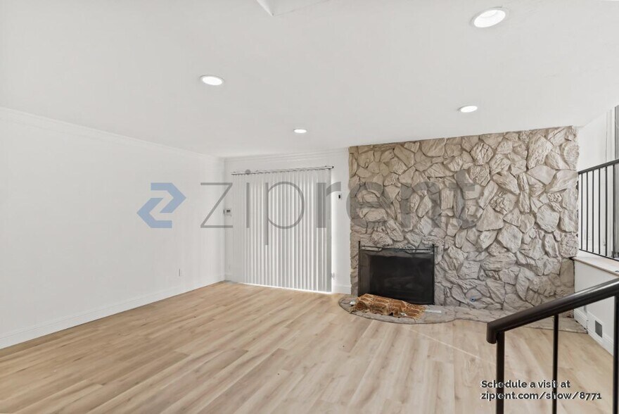 Building Photo - 2025 Park Royal Dr