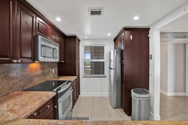 Building Photo - 3520 Oaks Way