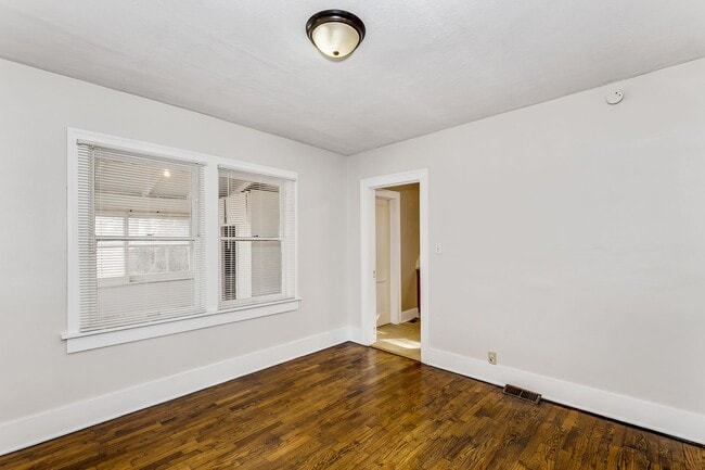 Building Photo - Large Bungalow in Sunnyside Neighborhood!