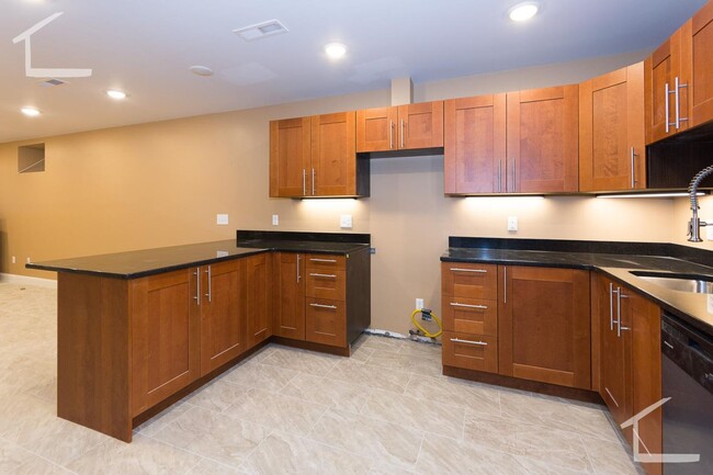 Building Photo - Huge, newly renovated 2 level 5 bed unit n...