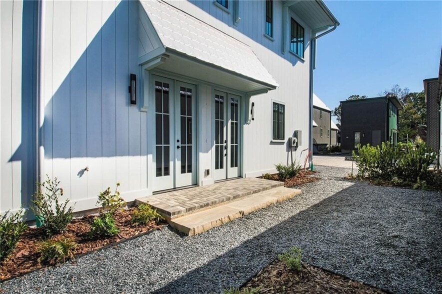 Building Photo - 135 Carlyle Ln