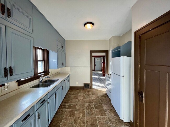 Building Photo - 619 Werle Ave