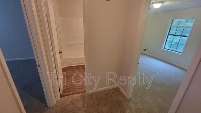 Building Photo - 220 Meadowbrook Ct