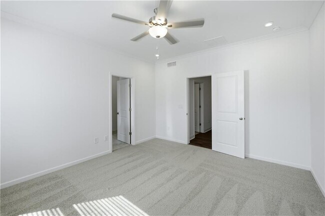 Building Photo - 376 Sunset Holw St