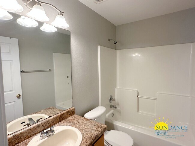 Building Photo - Stunning 3 Bedroom home in Pensacola!