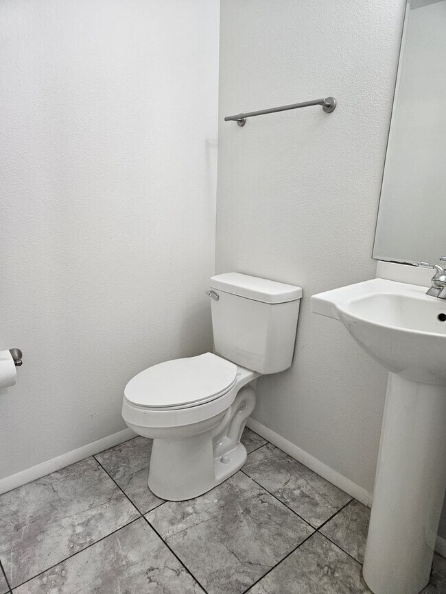 Building Photo - Welcome to this stunning 3-bedroom, 2.5-bathroom home located in the vibrant city of Nampa, ID.