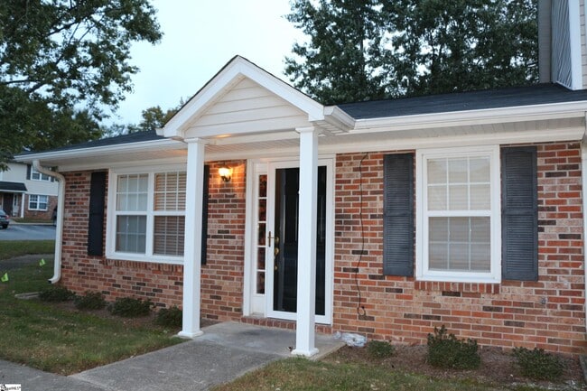 Building Photo - 114 Silver Brook Dr