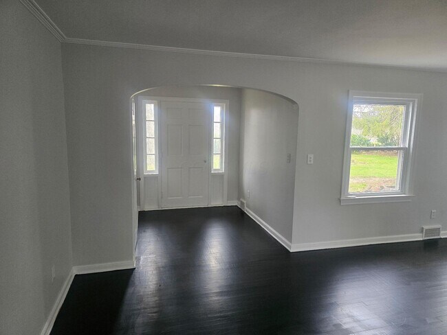 Building Photo - 3950 Riverside Dr