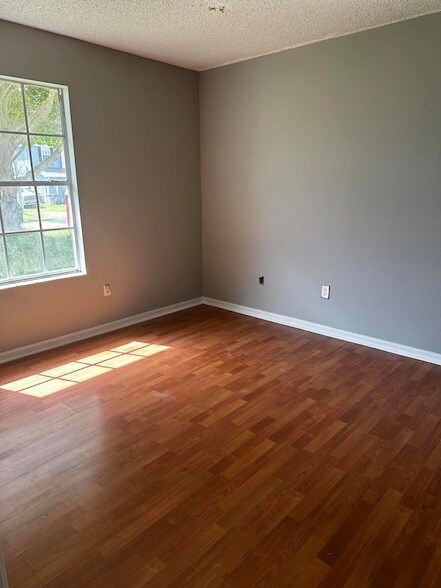 Building Photo - 1021 SW Du Bois Ave