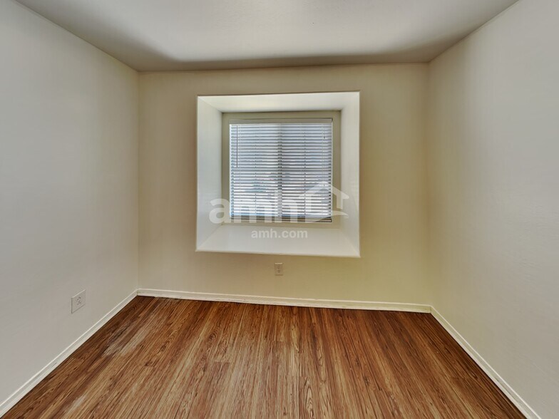 Building Photo - 349 E Maddison St