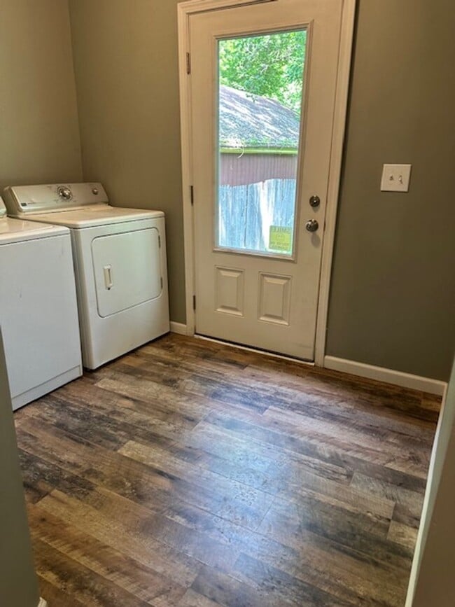 Building Photo - $250 OFF 1ST MONTH RENT! Charming 2-Bedroom Home in the Heart of Fairport Available Now