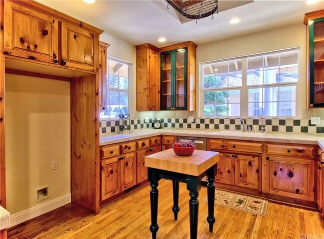 Building Photo - 1865 Vineyard Dr