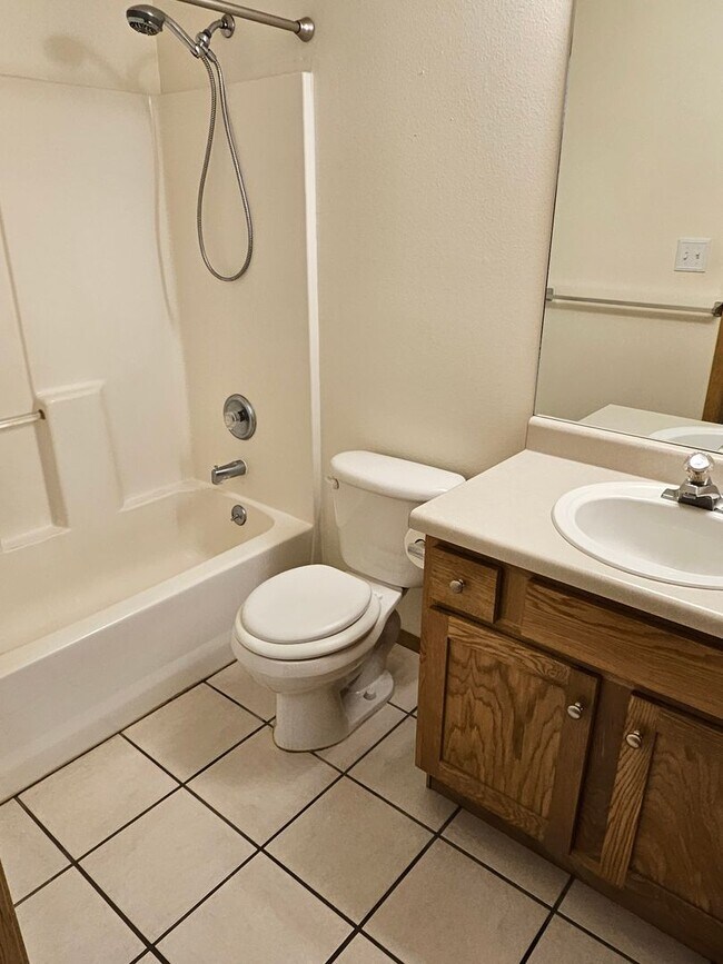 Building Photo - 931 Village Cir