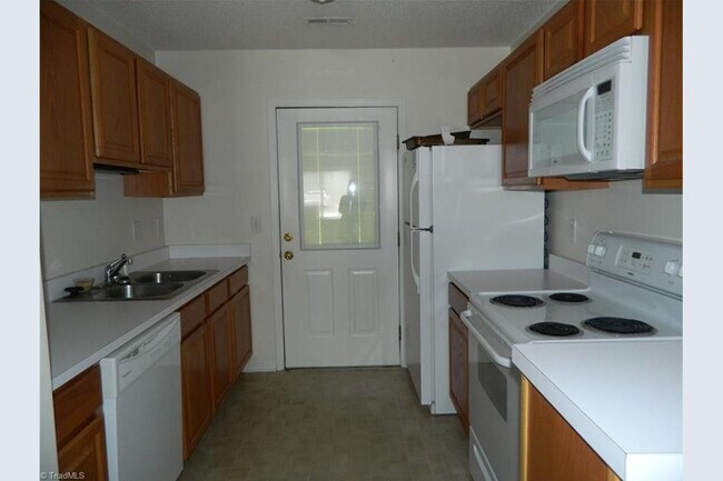 Building Photo - BEAUTIFUL 2 BED/ 2 BATH CONDO AVAILABLE NOW