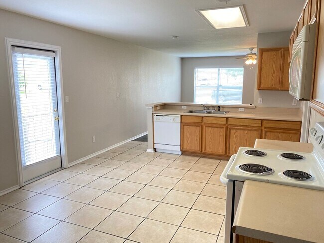 Building Photo - New Braunfels 3 Bedroom Single Story Duplex Available NOW!
