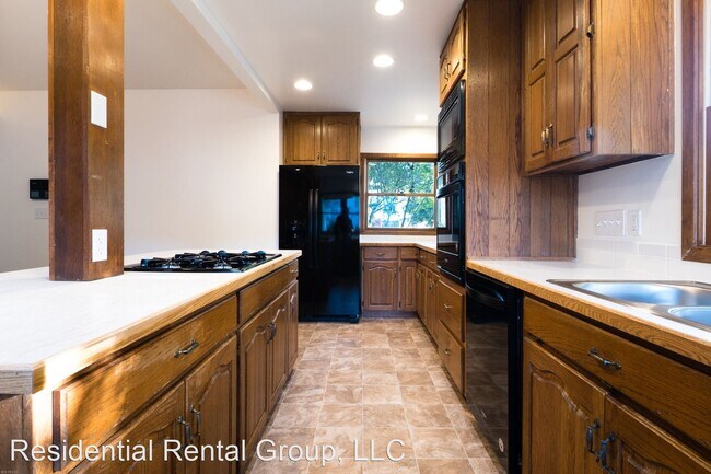 Building Photo - 4 br, 2.5 bath House - 641 East Main Street