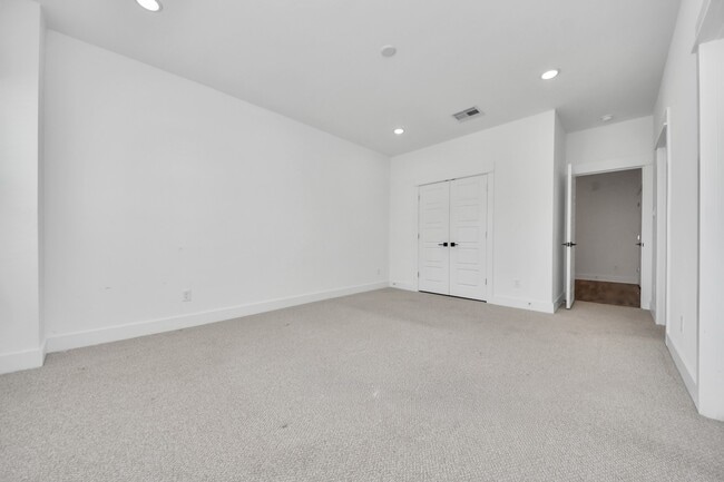 Building Photo - 318 Neyland St