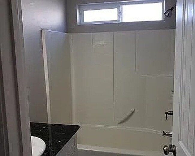 Building Photo - 3-bed, 2-bath, 2-car garage, Vinyl Fenced Back Yard, 1514 Sq Ft.