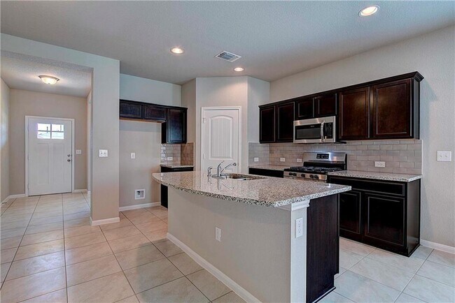 Building Photo - 2212 Bettylou Ln