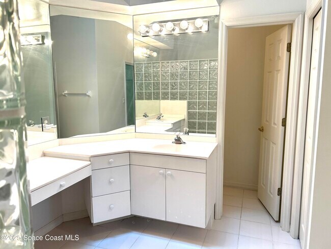 Building Photo - 729 Kenwood Cir
