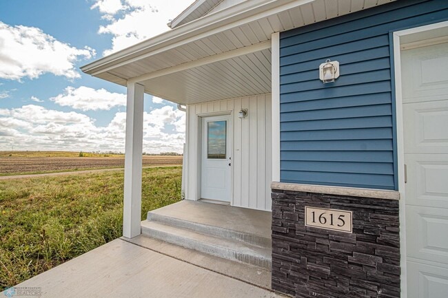 Building Photo - 4 bedroom 2 bathroom house