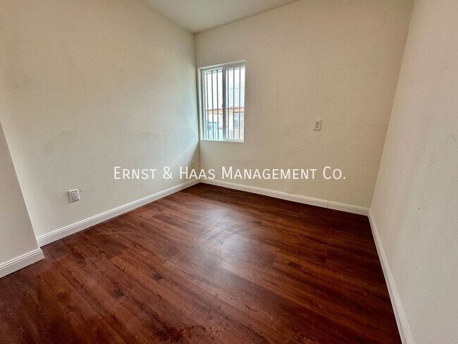 Building Photo - Fantastic 3 Bedroom Duplex Near Poly High ...