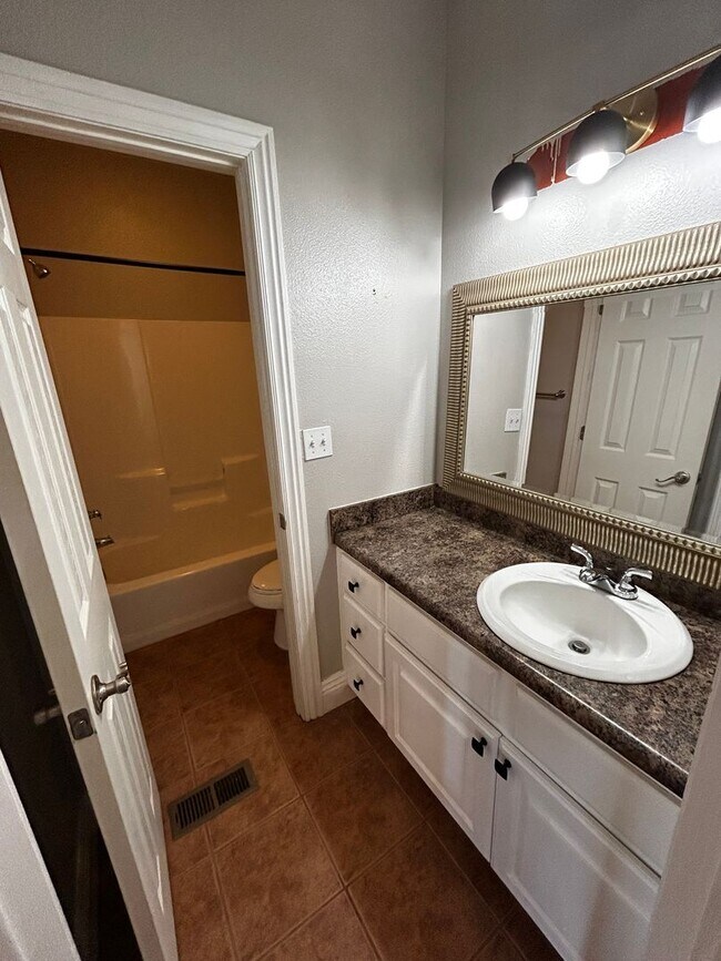 Building Photo - Fayetteville Home in Salem Village Subdivision!