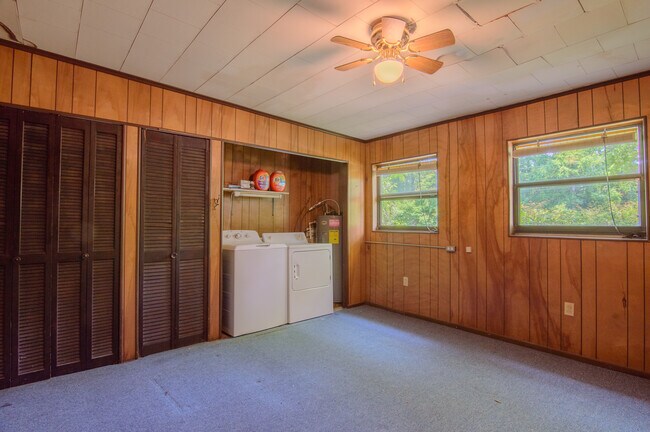Laundry / storage room - 508 NW 9th St