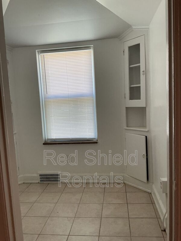 Building Photo - 210 Perrin St
