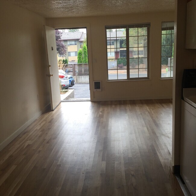 Building Photo - Brand new s/s appliances! Granite counters, off street parking, all dogs welcome!