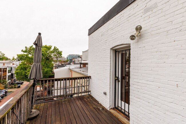 Building Photo - Large Sunny Dupont Two-Bed Condo Rental with Parking!