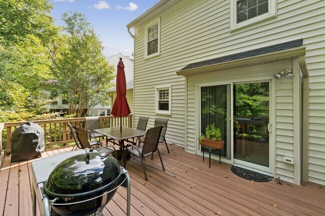 Building Photo - ocated in a sought-after community with to...