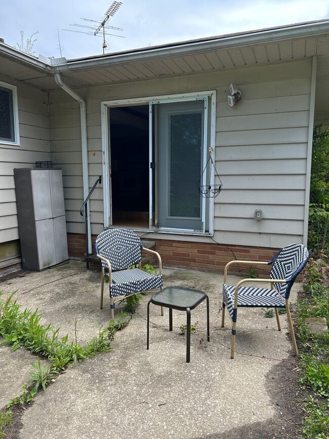 Building Photo - 3 Bedrooms One Floor Ranch House with 2 car attached garage in Lyndhurst