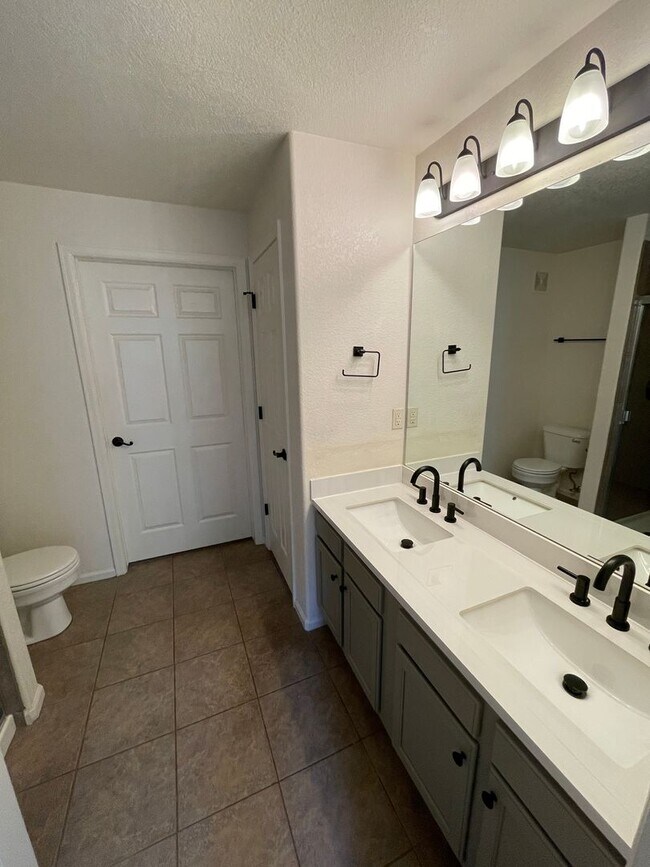 Building Photo - Spacious 2 Bed/2 Bath Ground-Level Condo i...