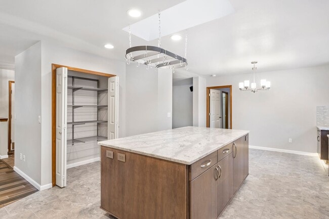 Building Photo - Immaculately maintained rambler in Sammamish with huge yard!!