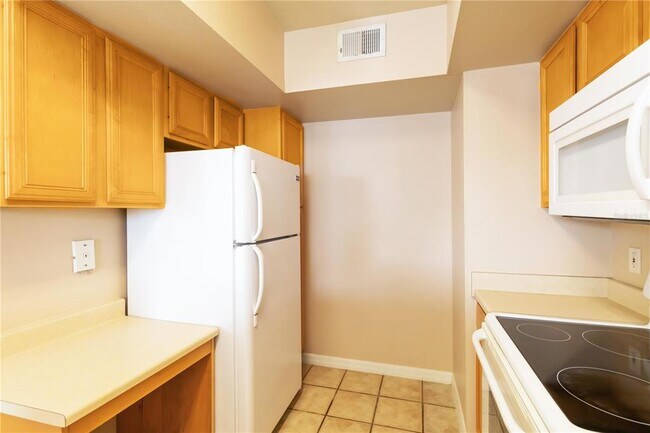 Building Photo - 1040 Villagio Cir