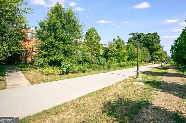 Building Photo - 174 Chester Ave SE