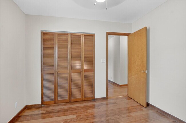 Building Photo - 6385 Hollandaire Dr E