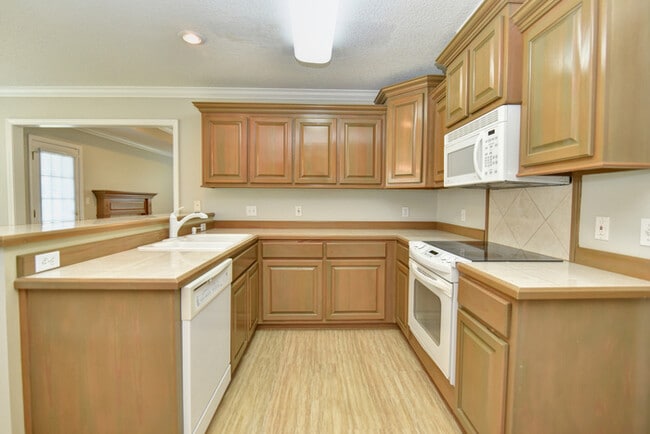 Building Photo - 15065 Warren Dr