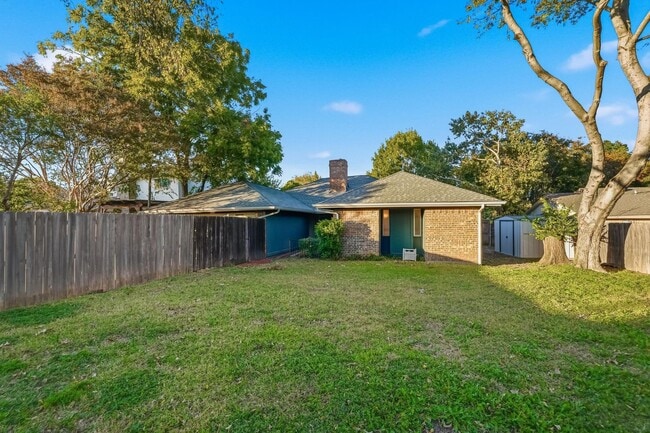 Building Photo - Charming 4 Bedroom 2.5 Bath Home In RISD!