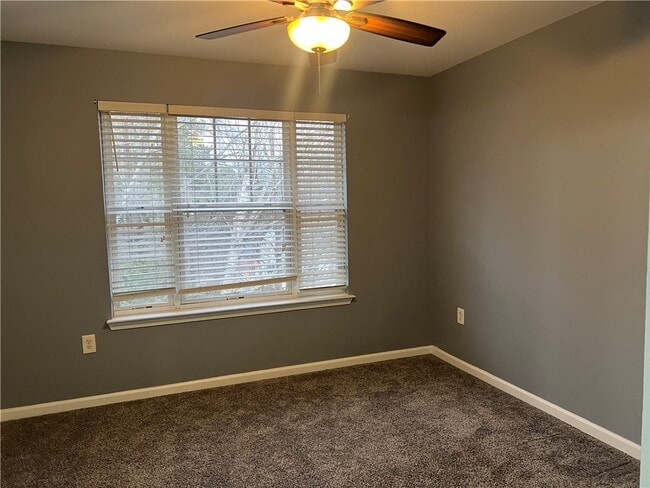 Building Photo - 833 Old Greenville Hwy