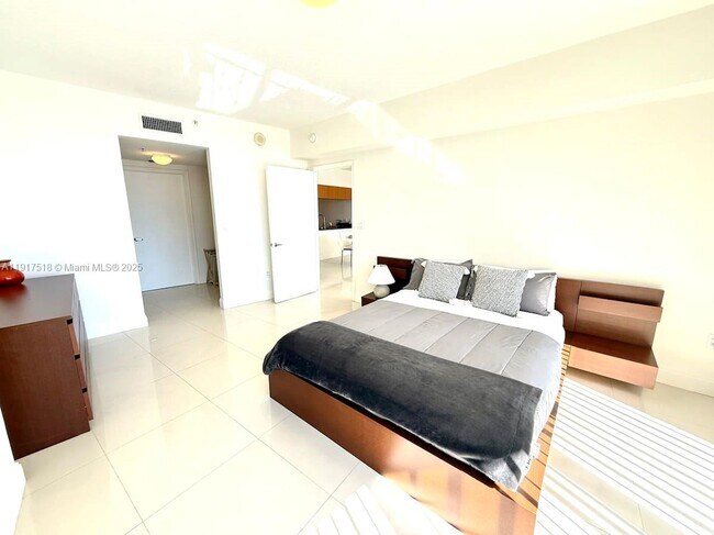 Building Photo - 1750 N Bayshore Dr